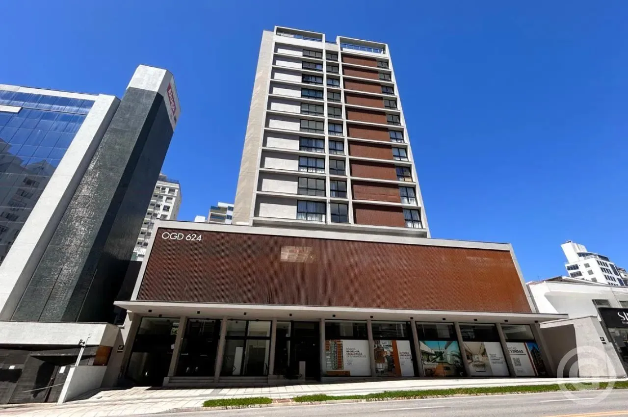Studio mobiliado, com vaga de garagem, no Centro de Florianópolis