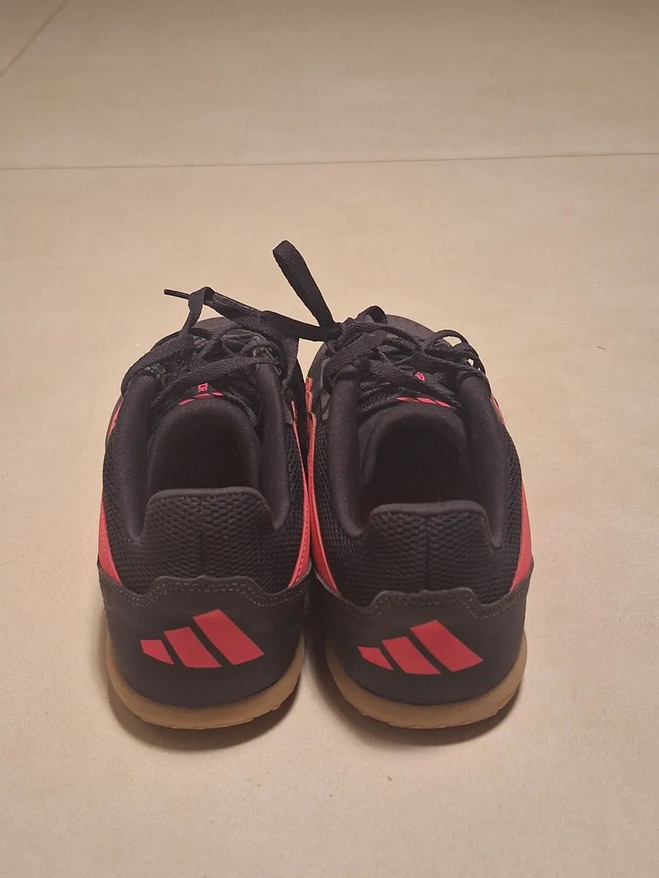 Chuteira Adidas Predator Club Sala roxo e rosa - Foto 2