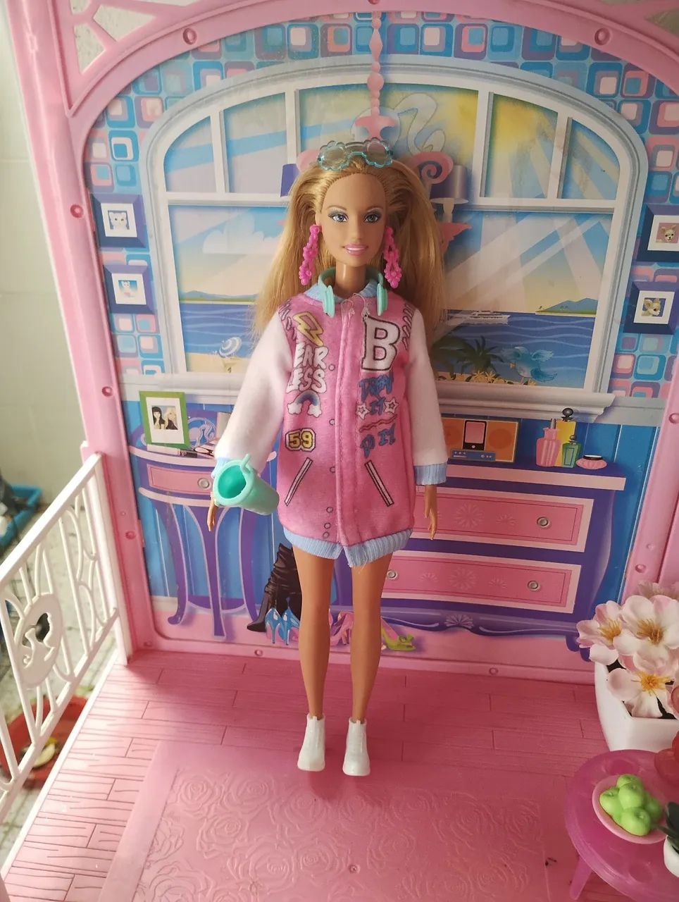 Boneca Barbie com óculos e brincos estilosos - Foto 3