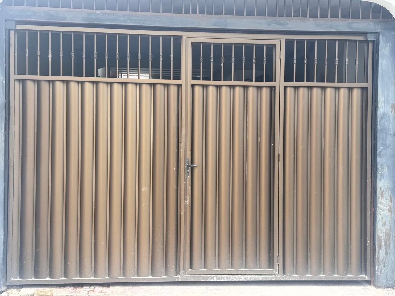 Portão de alumínio dourado para Área Externa