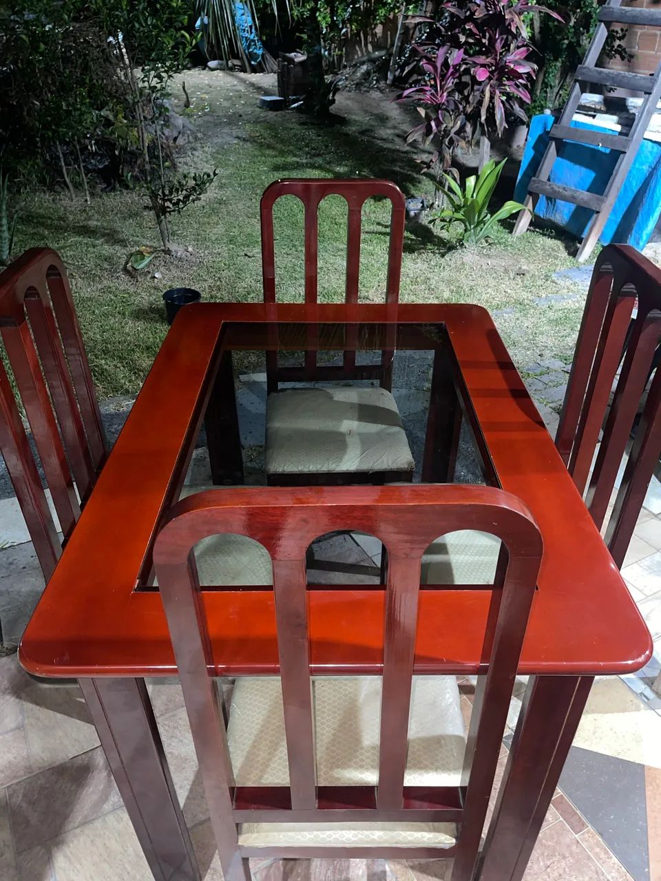 Mesa de madeira com 4 cadeiras 64961605127683122