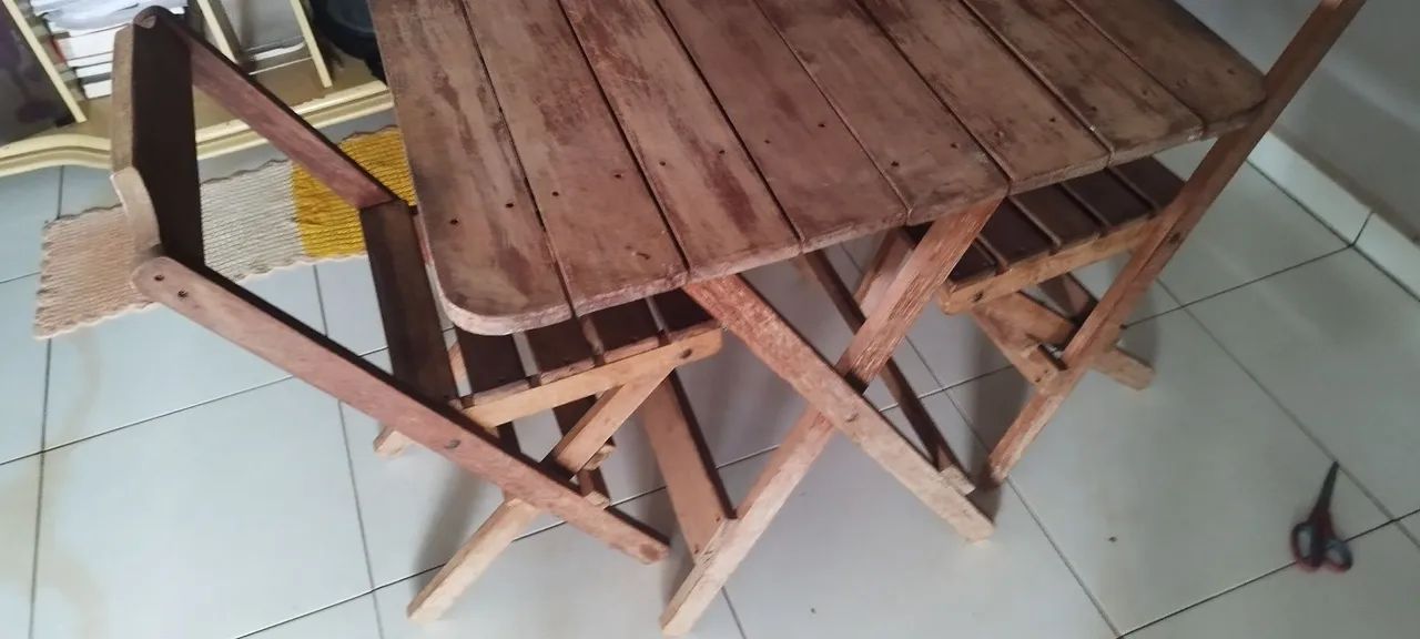 Mesa e Cadeiras de Madeira para Área Externa