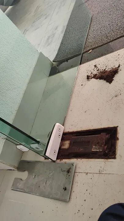 MANUTENÇÃO DE MOLA DE PORTA DE VIDRO