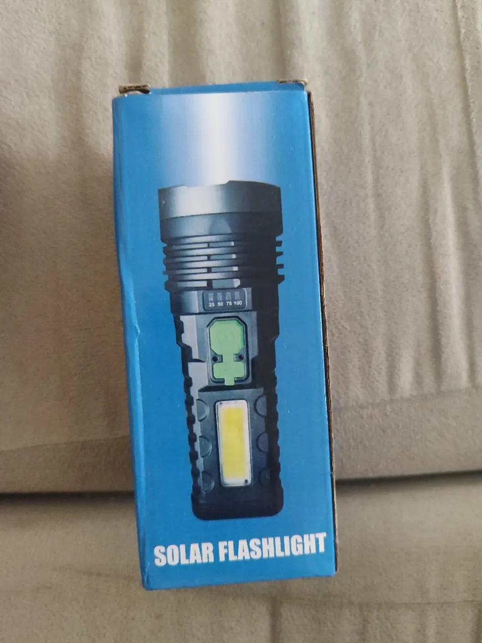 Lanterna de Led com placa Solar Recarregável (Nova - nunca utilizada)