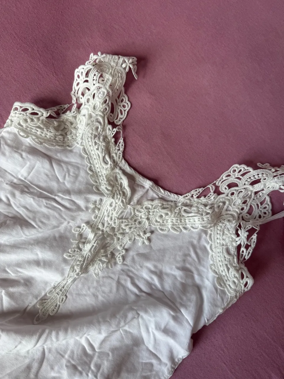 Blusa de algodão branca com detalhes em renda