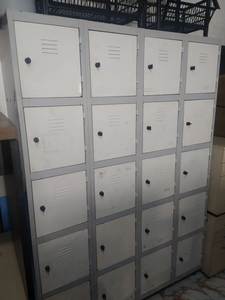 Armário de Aço com 20 portas Usado 