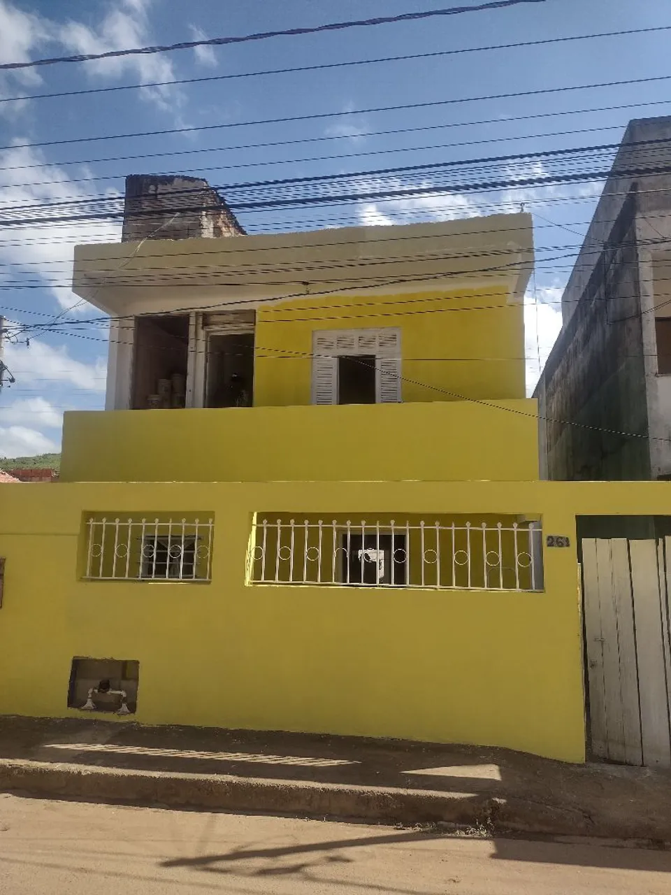 Sobrado sozinho no terreno