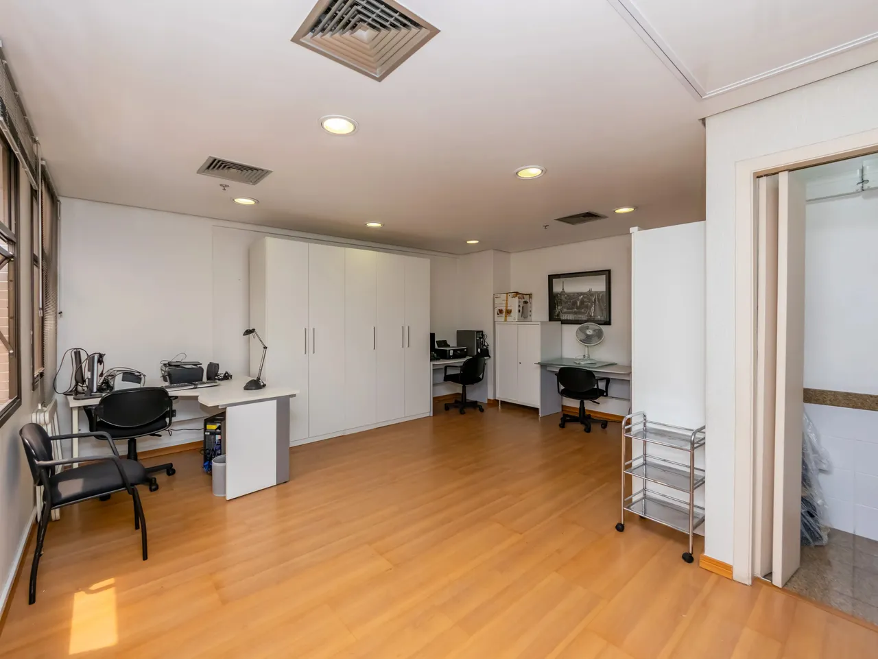 Sala comercial á venda localizada na Rua Três Irmãos, 201, no bairro Caxingui, Zona Oeste