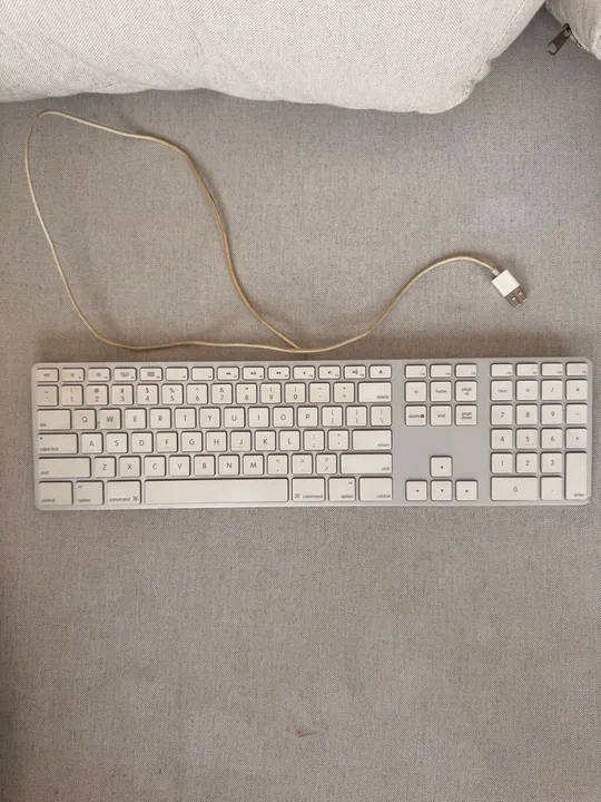 Teclado Original Apple alfanumérico com fio