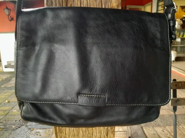 Bolsa messenger, em couro natural, da marca Pelli Brasil.
