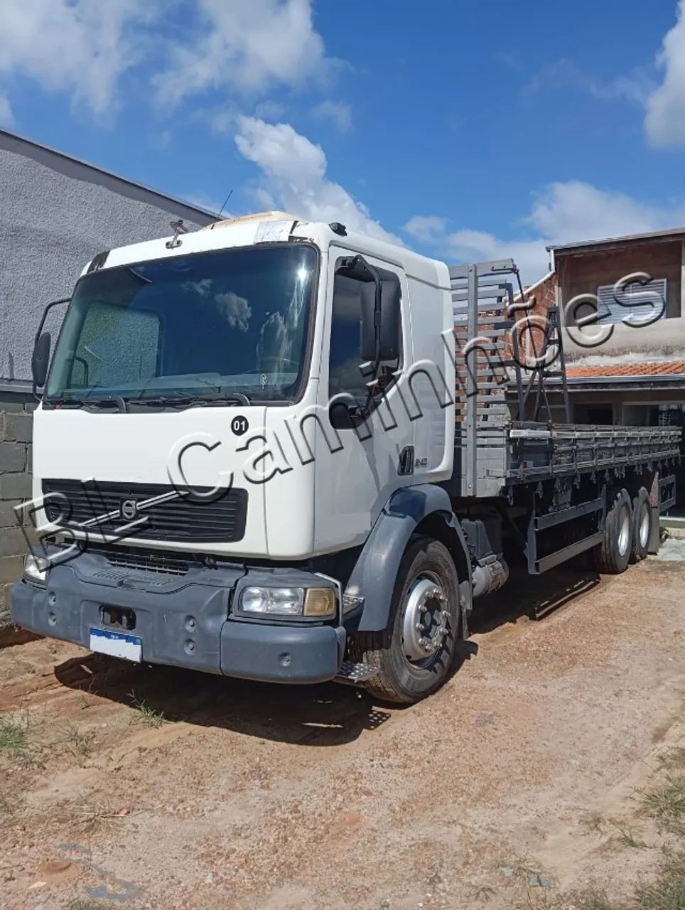 Volvo VM 240, ano 2005, Carroc. de Madeira, Motor Novo