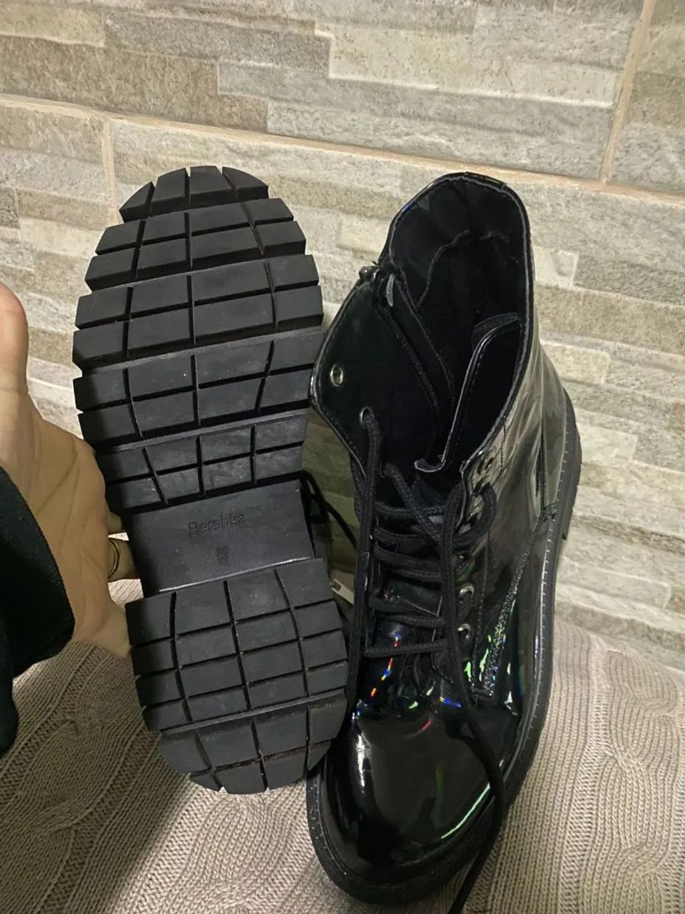 Botas tratoradas pretas com efeito holográfico - Foto 3
