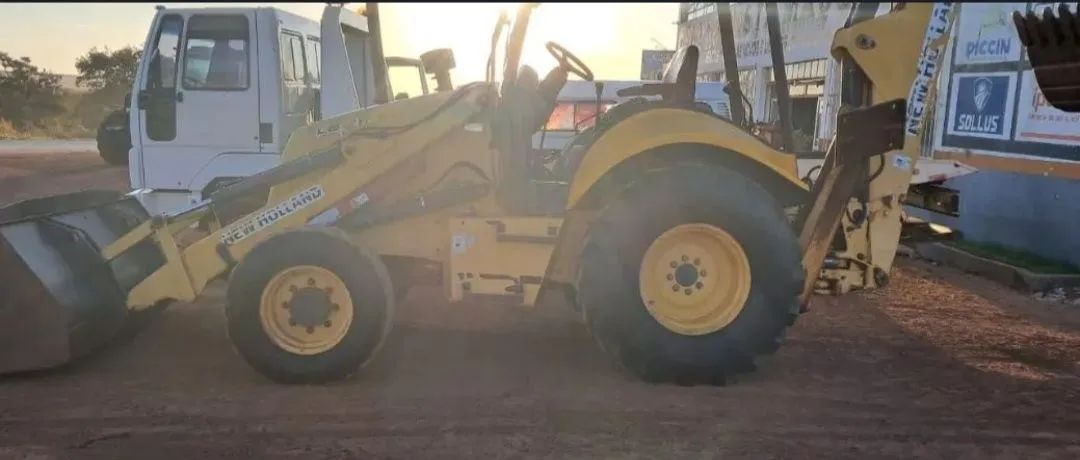 Retroescavadeira Amarela para Construção - Foto 4