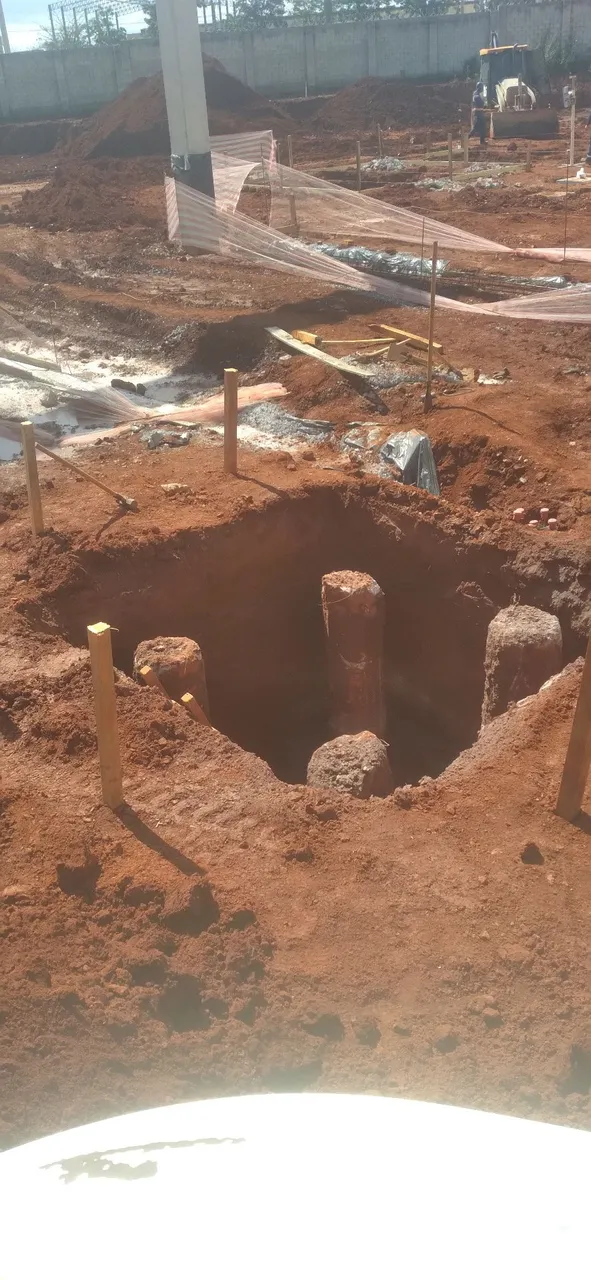 Locação mini escavadeira. demolição valas irrigação