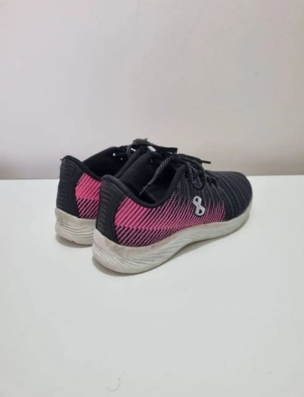 Tênis preto e rosa - Foto 2