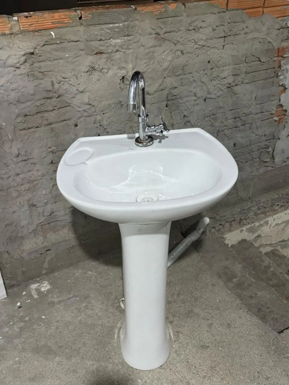 Cuba com pedestal de cerâmica