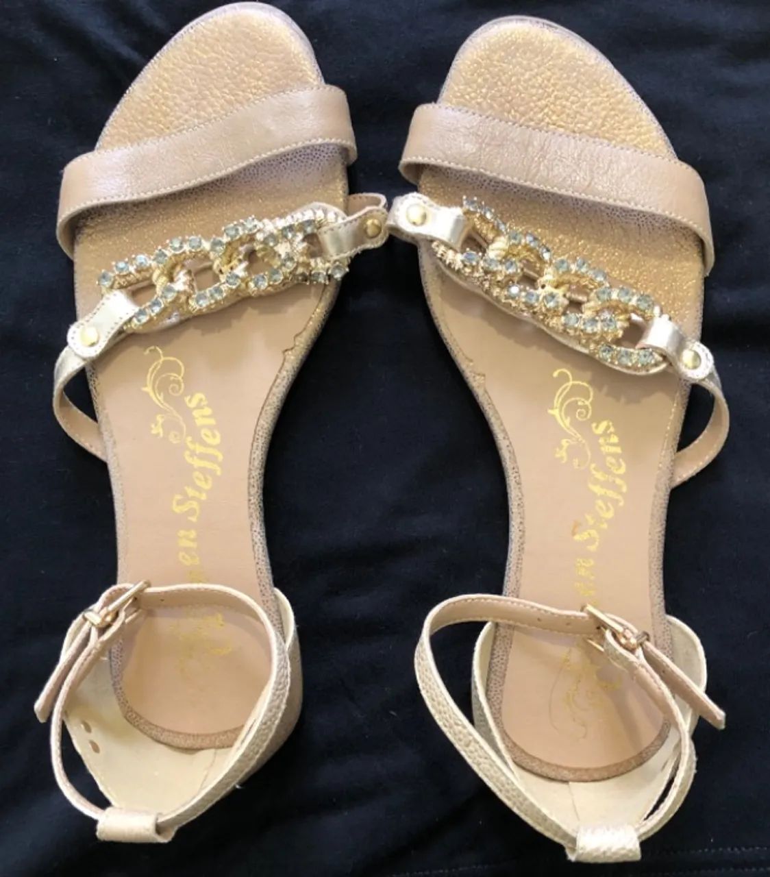 Carmen Steffens sandália com pedrarias!