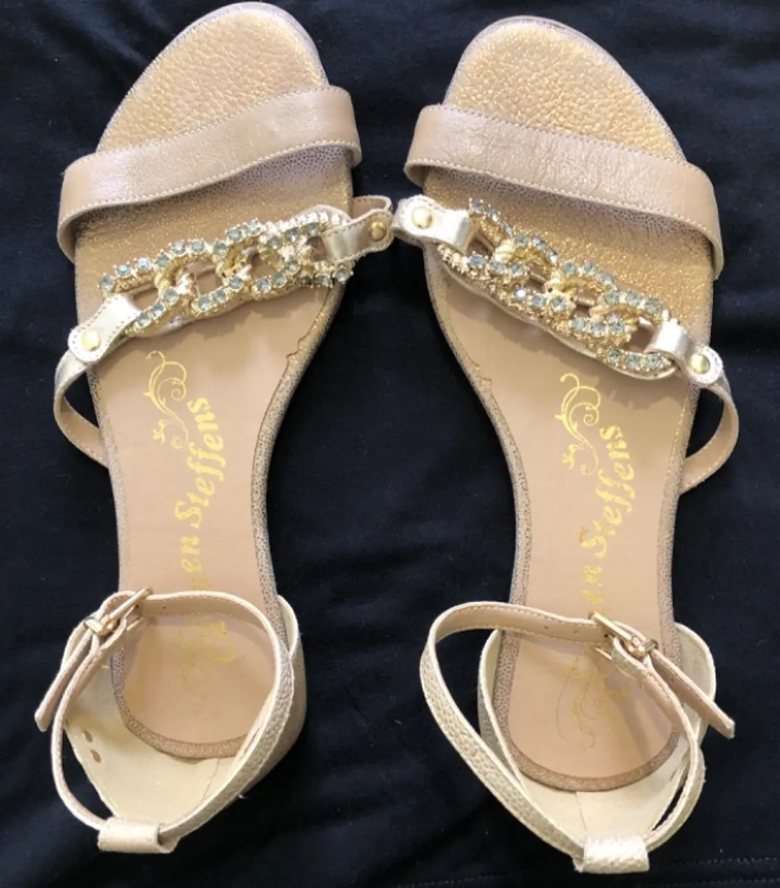 Carmen Steffens sandália com pedrarias!