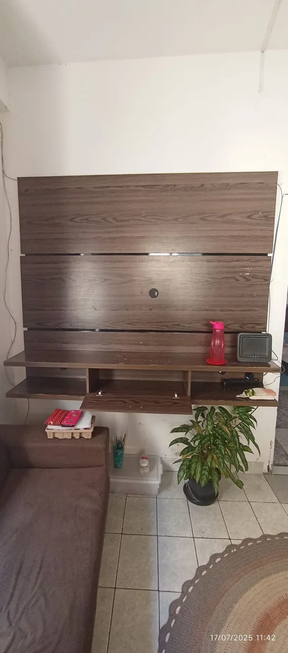 Painel para TV com prateleiras usado 