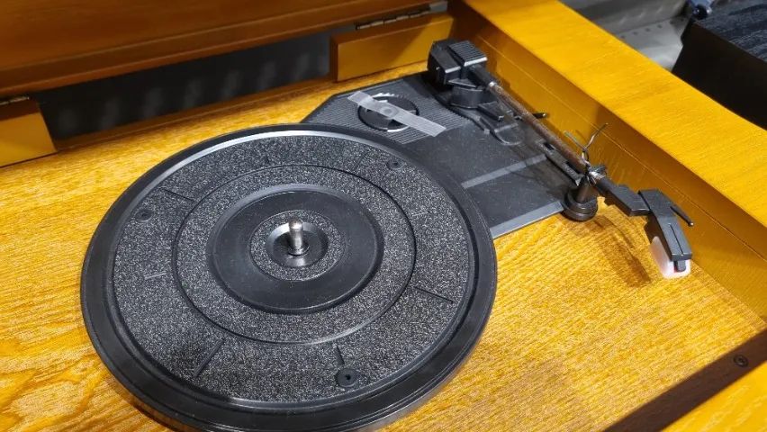 Toca-Discos Retrô com USB Rádio e Vinil - Estilo e Tecnologia num só aparelho! - Foto 2