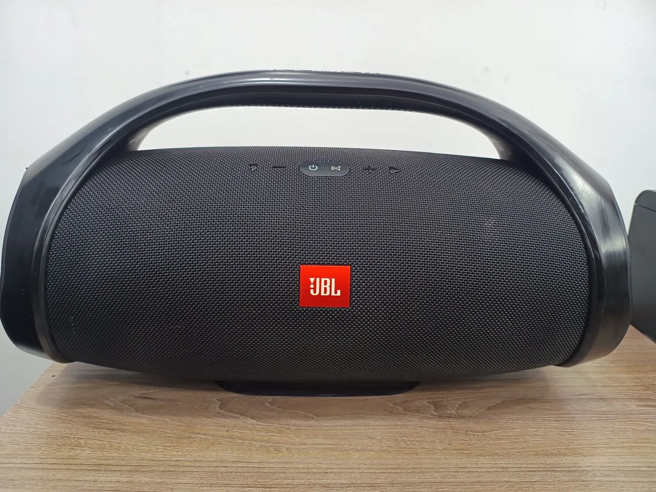 Caixa de Som JBL Boombox - Som Potente e Portátil!