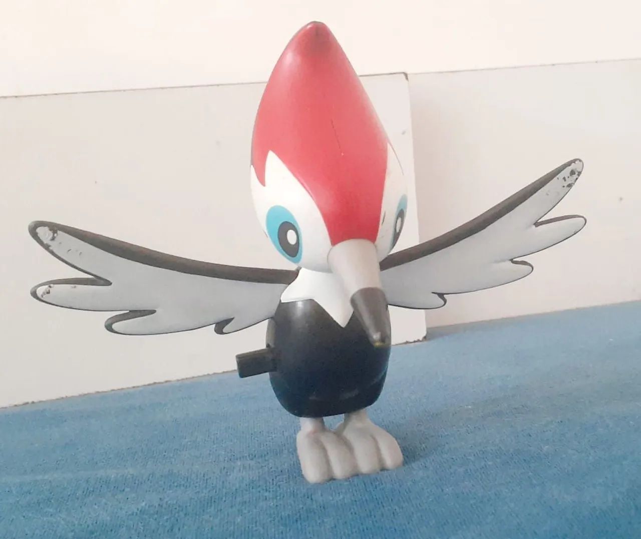 Boneco Pokemon Pikipek - À corda.