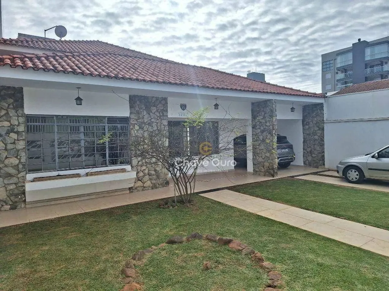 Casa com 5 dormitórios à venda. 303 m² por R$ 2.150.000 - Centro - Cascavel/PR