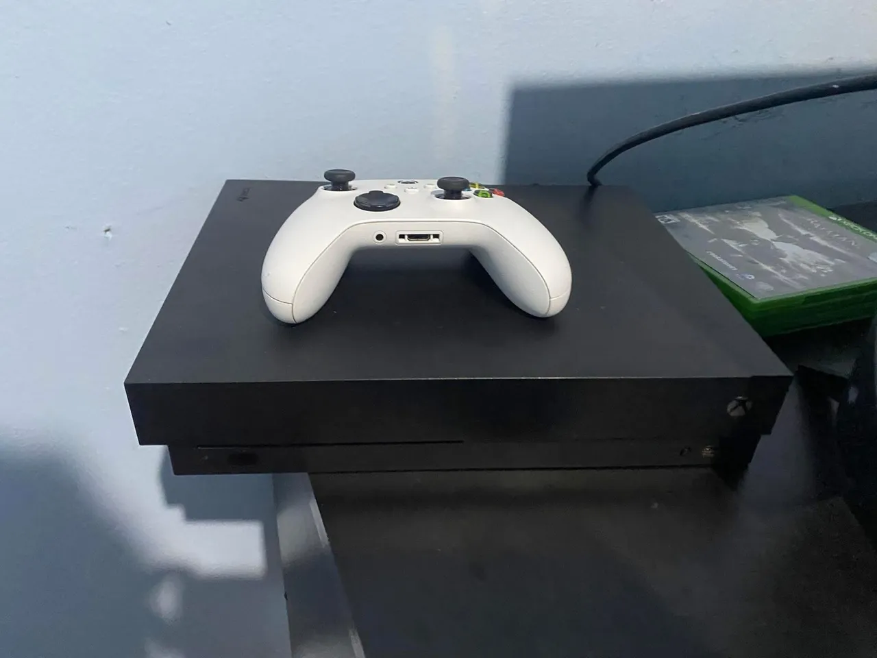 Xbox One X com Controle e Jogo