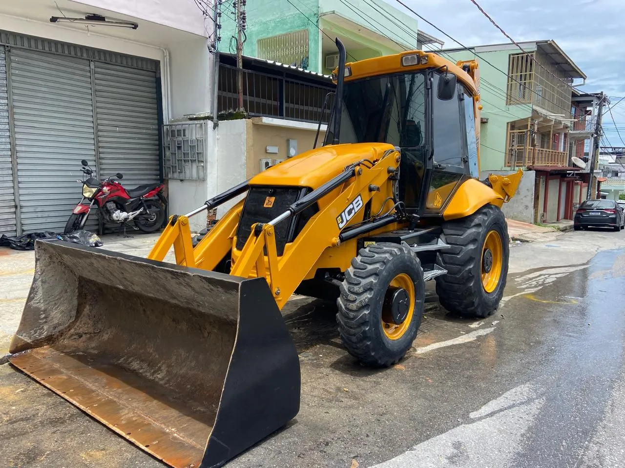 Disponível para locação e serviços