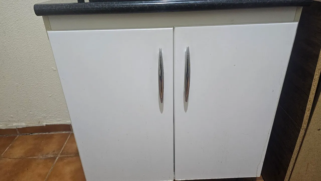 Armário Branco com Design Moderno