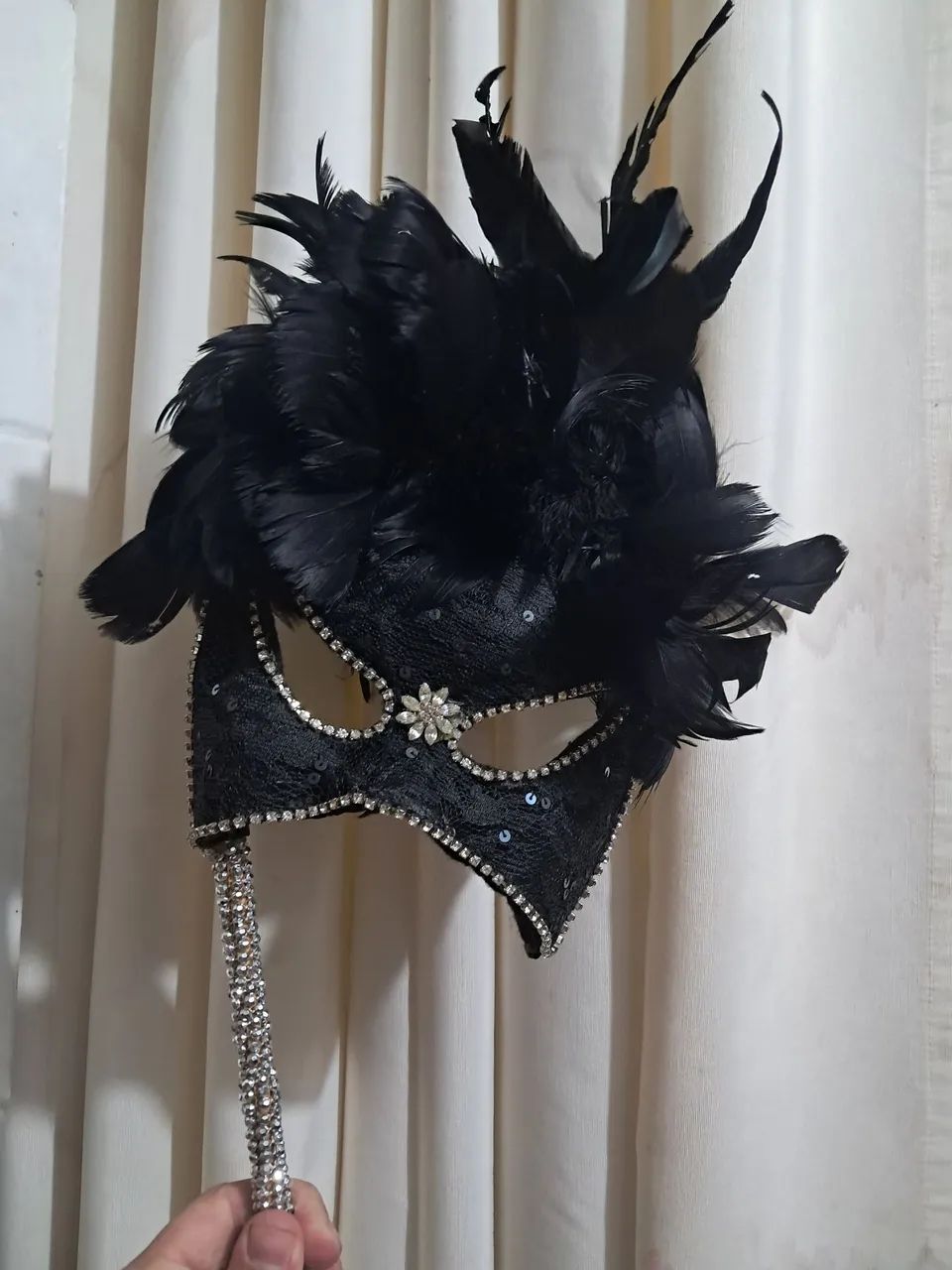 Máscara de Carnaval com Penas e Strass - Foto 3