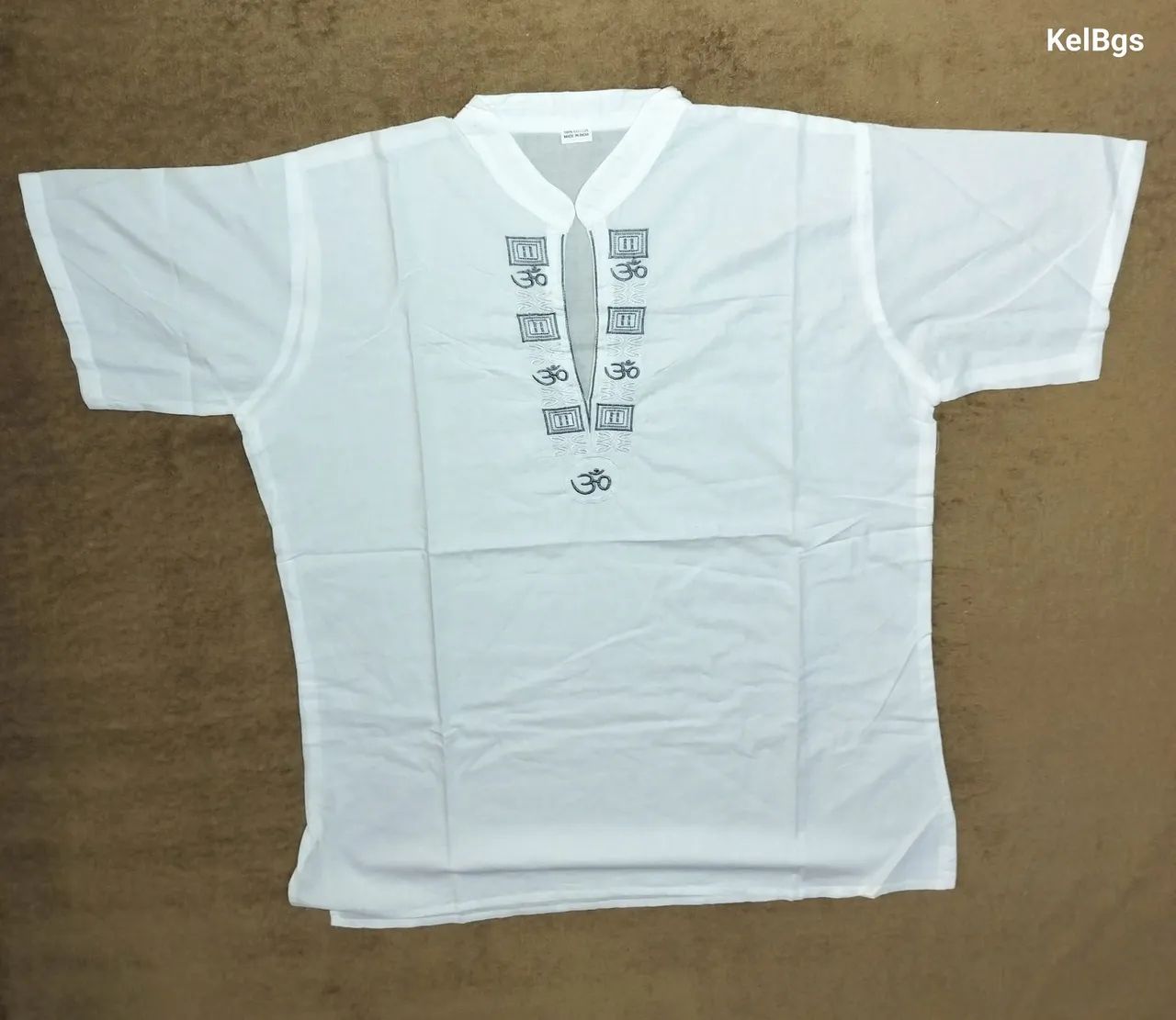 Camiseta Indiana branca com estampa Om