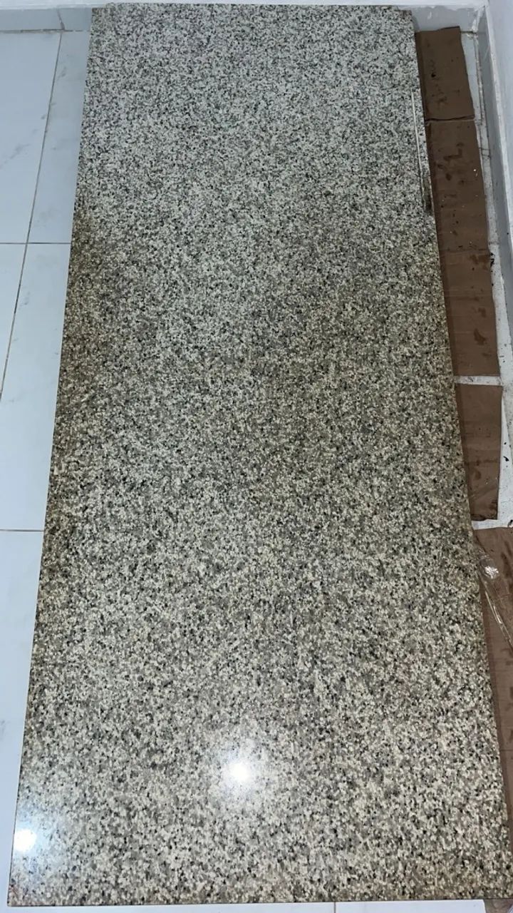 Vendo mesa de marmore em granito branco... medindo 1.74 comprimento por 70 largura 