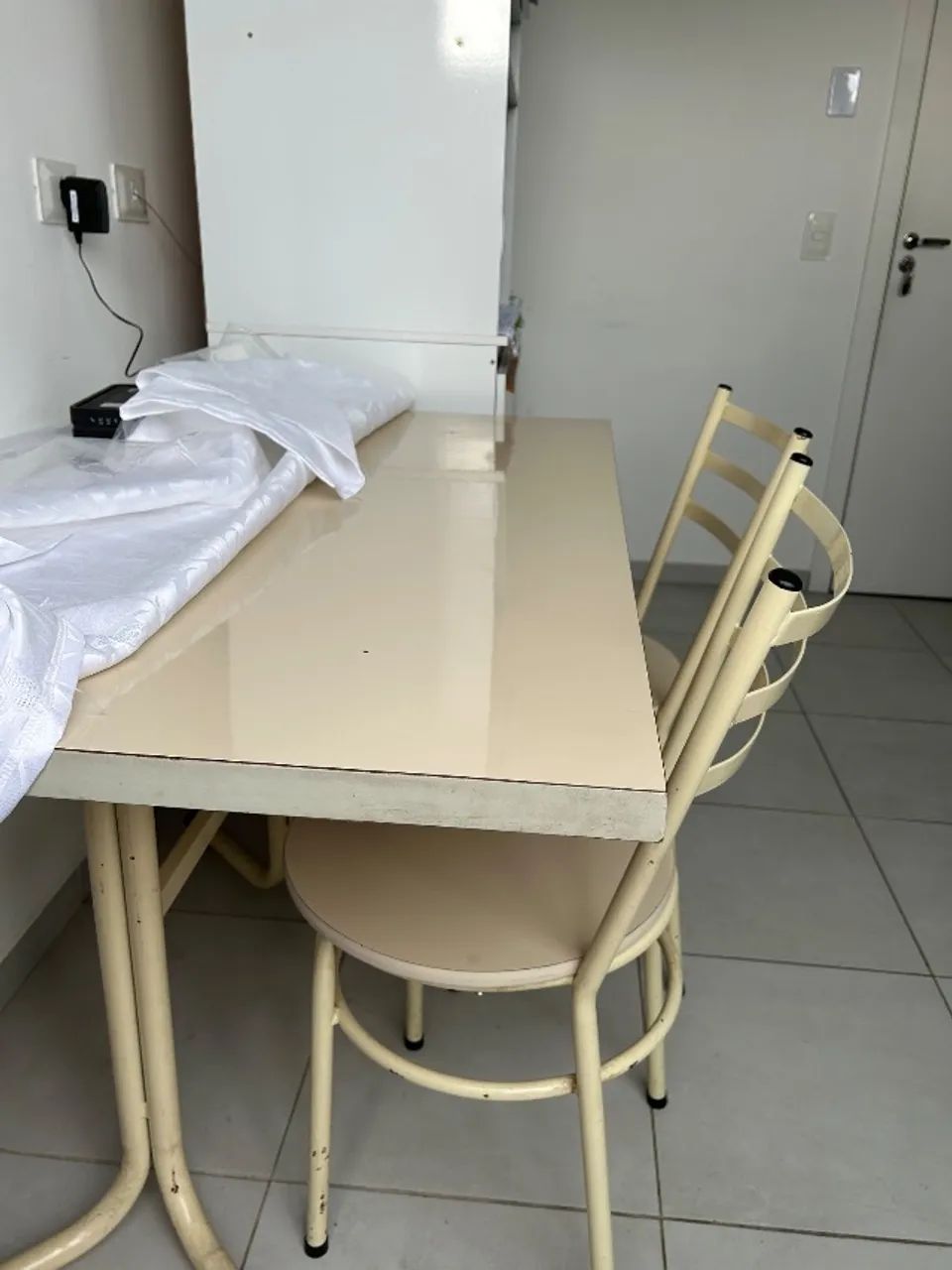 Mesa quadrada com 4 cadeiras  - Foto 3