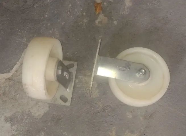 Roda de Nylon Fixa 100" - Nova