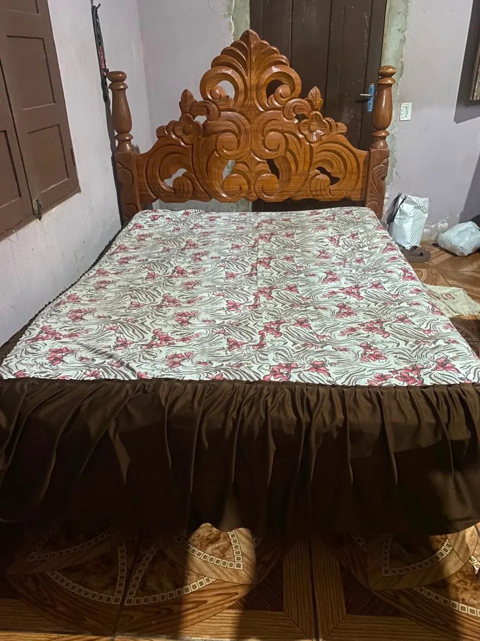Vendo cama de casal de madeira com colchão pra vender logo.  - Foto 4