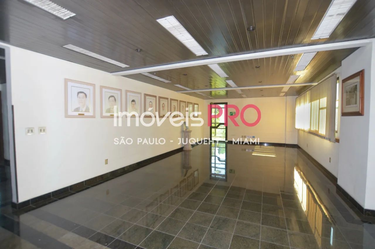 Prédio comercial de 11 andares, 58 vagas.