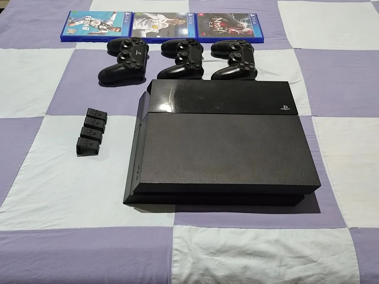 PS4 FAT + "3 jogos, 3 controles"  - Foto 2