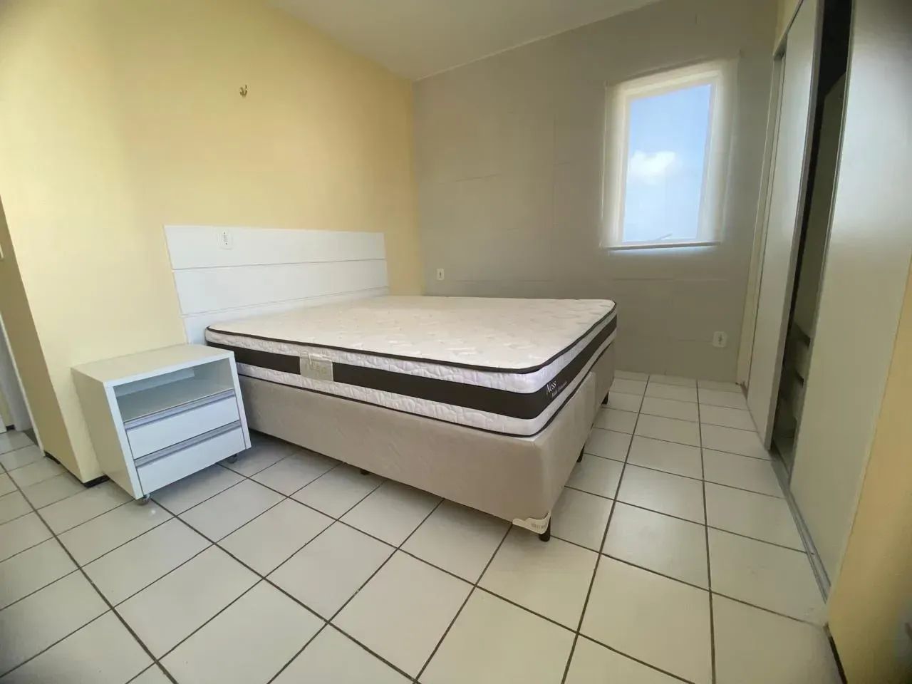 Com vista para o mar, muito ventilado 1 suíte e 1 quarto mobiliado - Foto 2