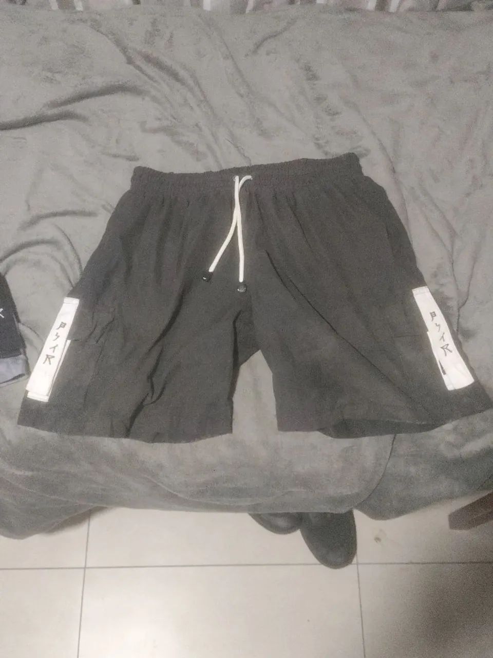 Vendo 2 bermudas estilo surfista tamanho G (260 reais as duas) - Foto 2