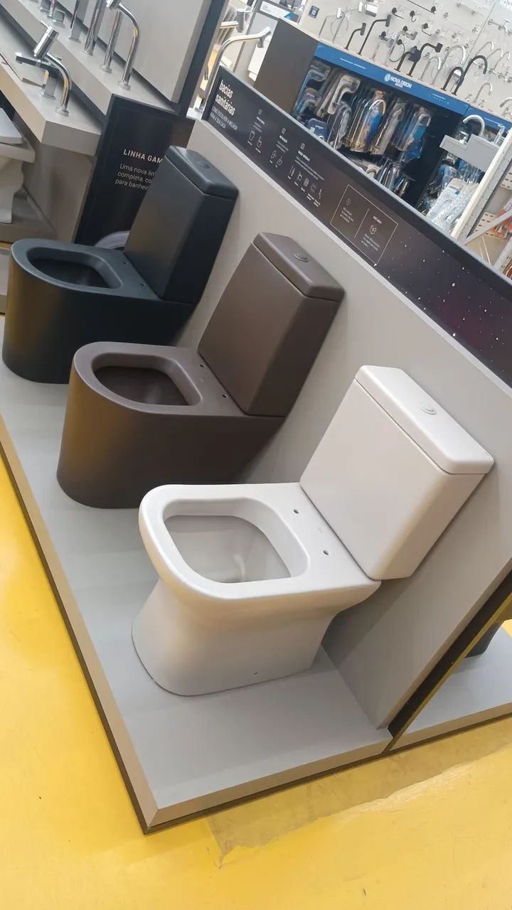 Close-coupled toilet