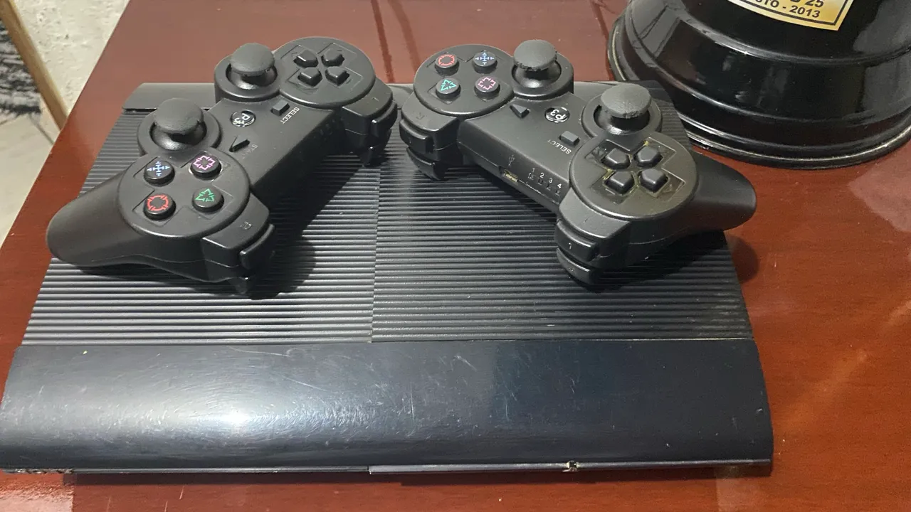 PlayStation 3 (PS3) Completo + 2 Controles + 3 Jogos (GTA