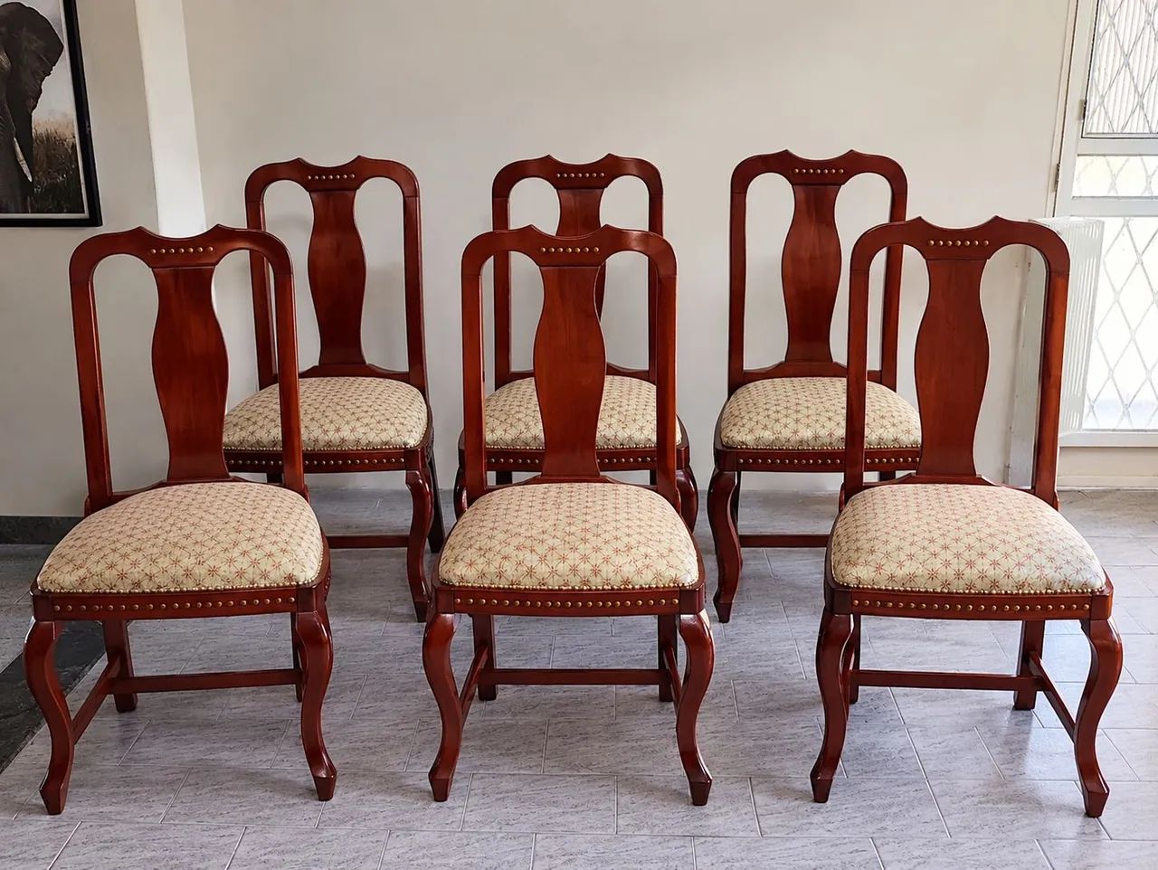 Vendo mesa de jantar com 6 cadeiras 