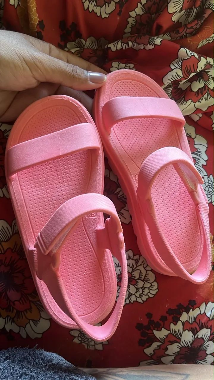 Vendo 2 rasteirinhas em perfeito estado nova - Foto 2