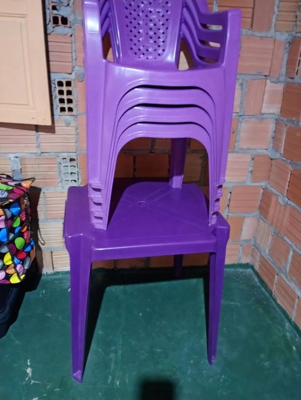Jogo de mesa de plástico com 04 cadeiras 
