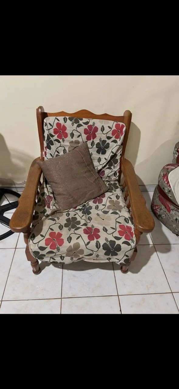 Conjunto de sofá e poltrona estilo colonial ?