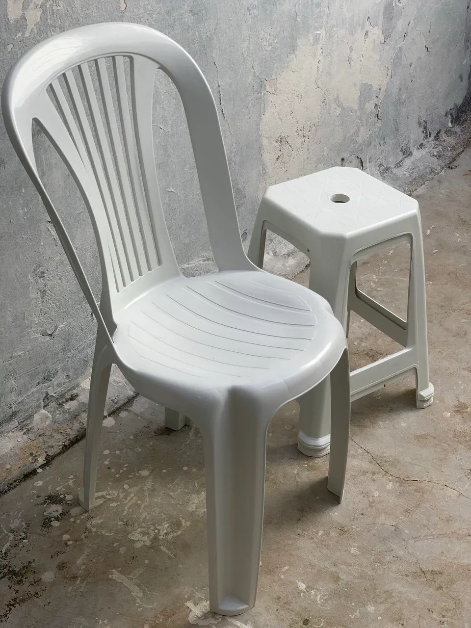 Cadeiras plásticas e banquinhos  - Foto 3