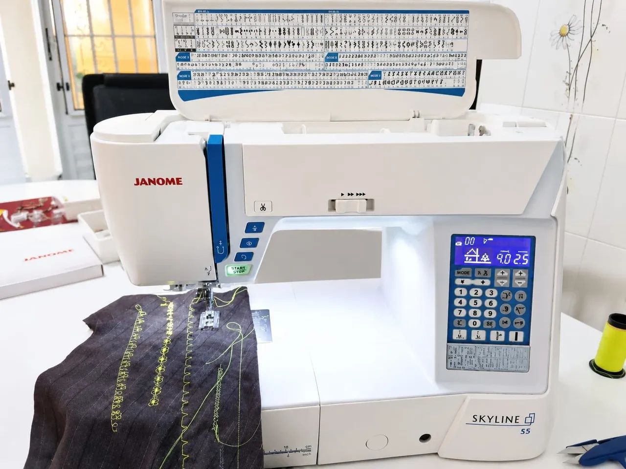 maquina de costura e pontos de bordados eletrônica Janome Skyline S5 - Foto 2