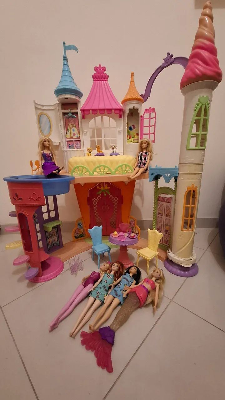 Castelo Barbie com bonecas e acessórios