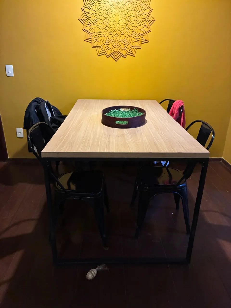 Mesa de jantar sem as cadeiras